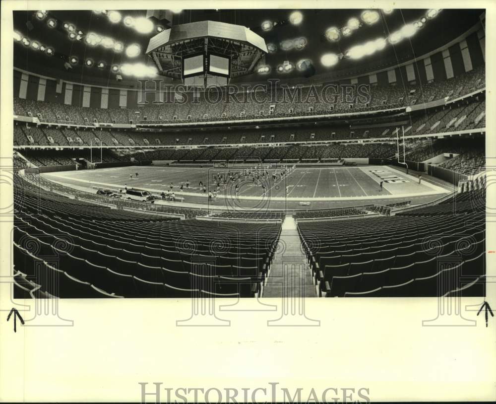 1975 Press Photo New Orleans Saints practices inside the Louisiana Superdome