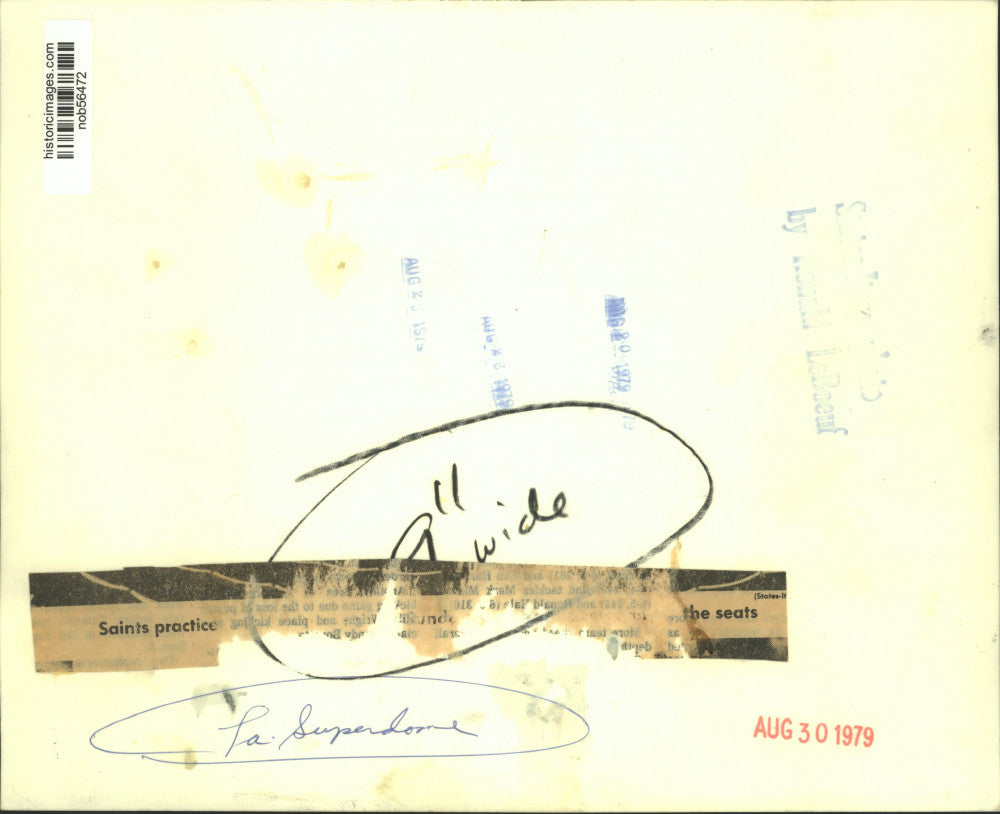 1975 Press Photo New Orleans Saints practices inside the Louisiana Superdome