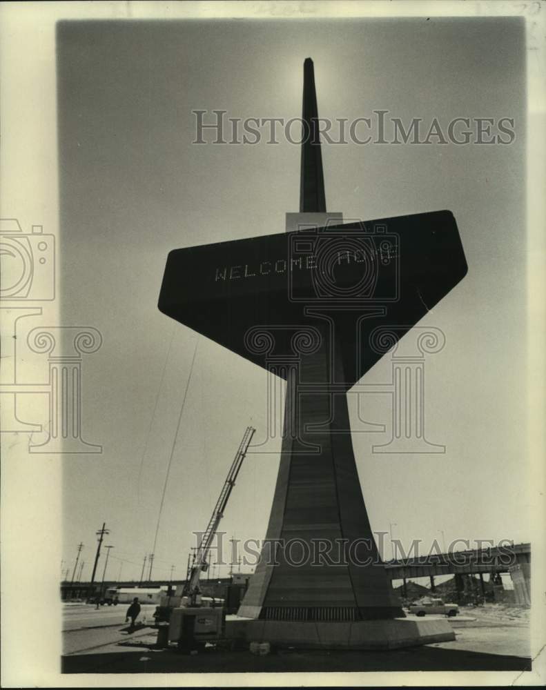 1975 Press Photo Construction of the Louisiana Superdome&#39;s 204-foot pylon