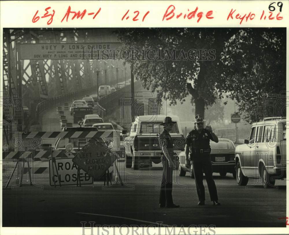 1982 Press Photo Bridge police direct traffic at the damaged Huey P. Long Bridge- Historic Images