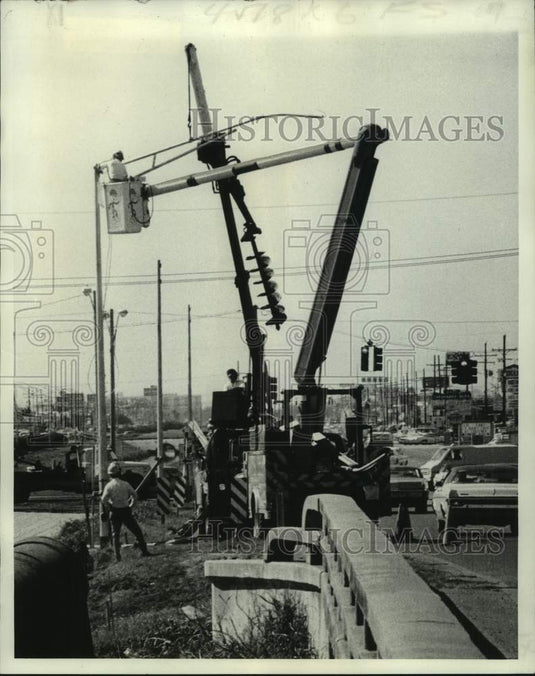 1976 Press Photo Louisiana Power and Light Company rush to complete installation- Historic Images