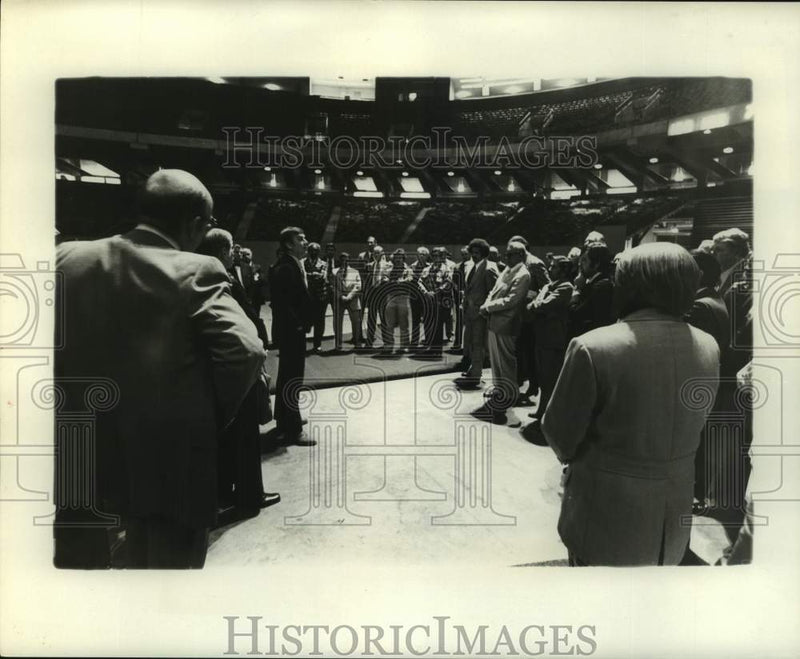 Load image into Gallery viewer, 1976 Press Photo Dignitaries At Louisiana Superdome - nob57290
