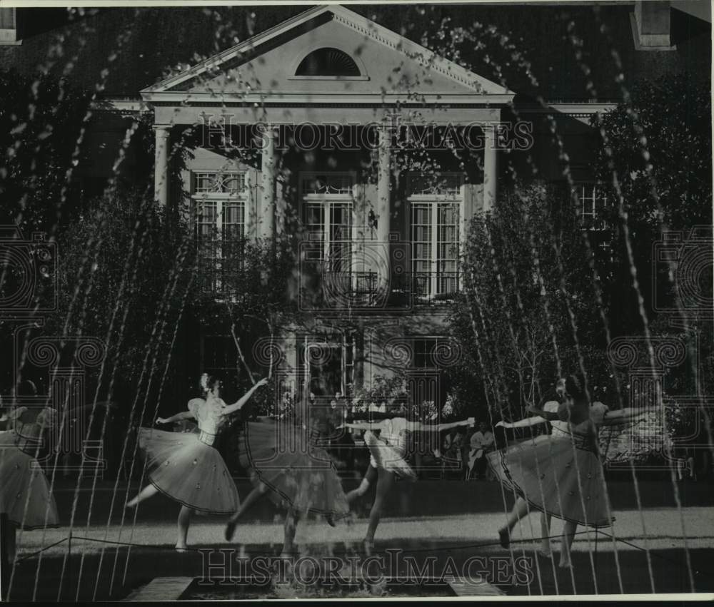 1972 Press Photo Ballet in the garden.- Historic Images