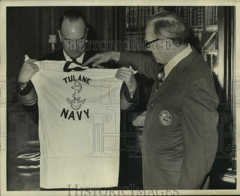 Load image into Gallery viewer, 1973 Press Photo Dr. Herbert E. Longenecker with the Tulane Navy T-shirt
