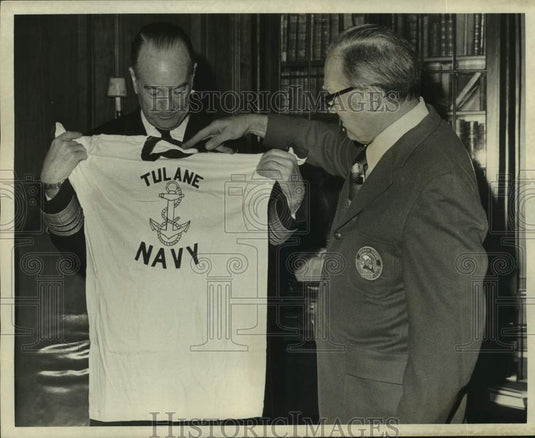 1973 Press Photo Dr. Herbert E. Longenecker with the Tulane Navy T-shirt