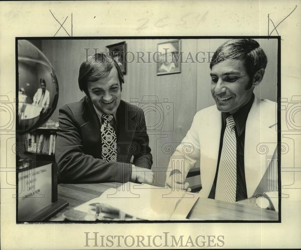 1972 Press Photo Ken Banszek joins Tulane basketball coach Dick Longo- Historic Images