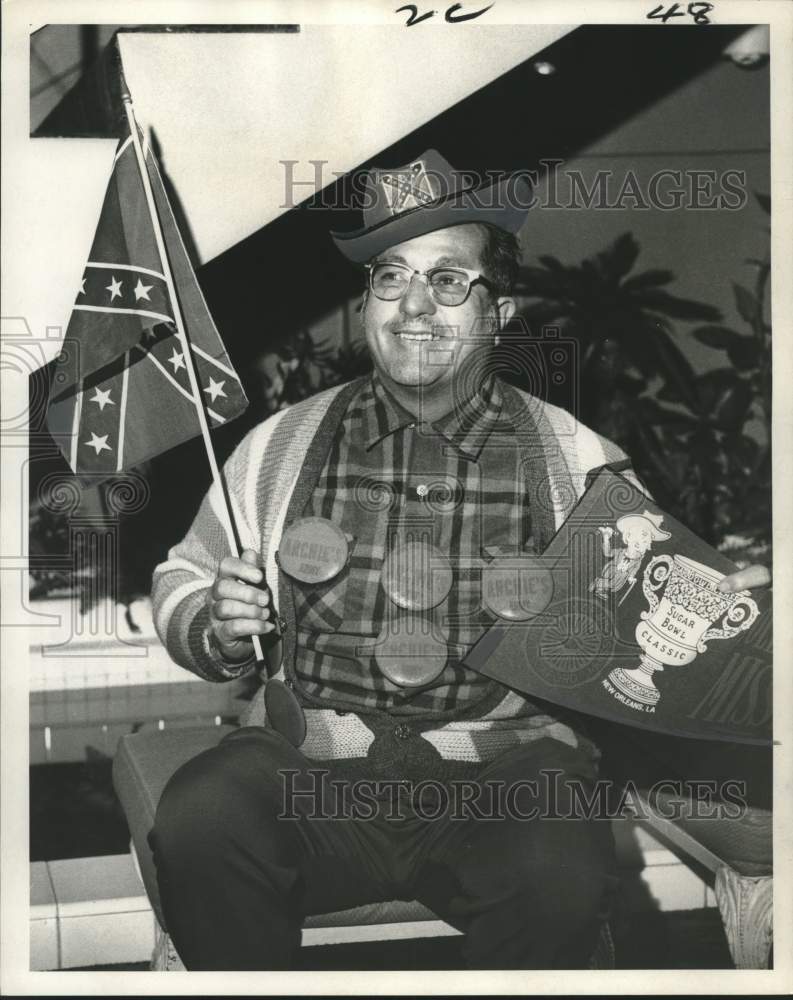 1970 Press Photo Joseph Lovoi shown with Archie buttons and Rebel flag- Historic Images