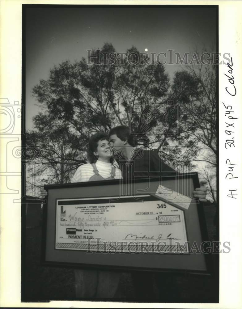 1992 Press Photo Annette and Wayne Landry with check they won from the lottery - Historic Images