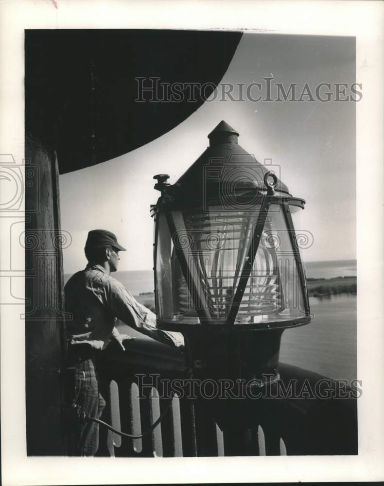 1964 Press Photo Fireman William J. Lyone with South Pass Range Rear Light- Historic Images