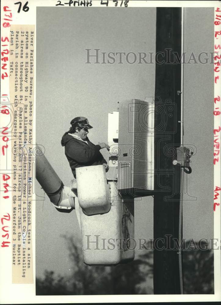 1983 Press Photo Michael Woodcock tests a siren system on Highway 90- Historic Images