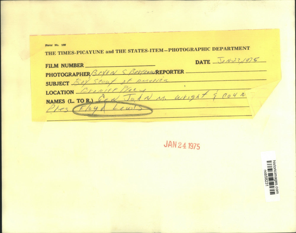 1975 Press Photo General John M. Wright shaking hands with Floyd Lewis