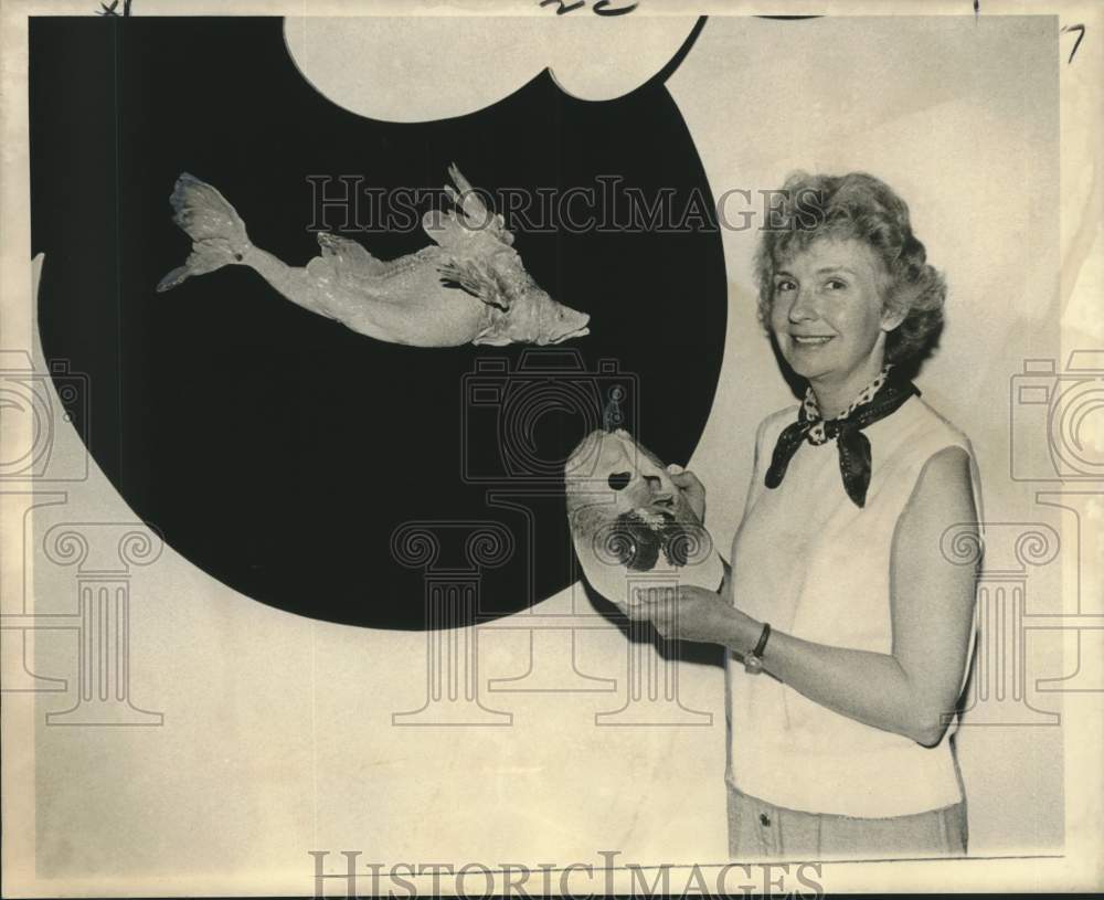 1973 Press Photo Felice Lowe examines Joe Bova sculptures at Ledet Gallery.- Historic Images