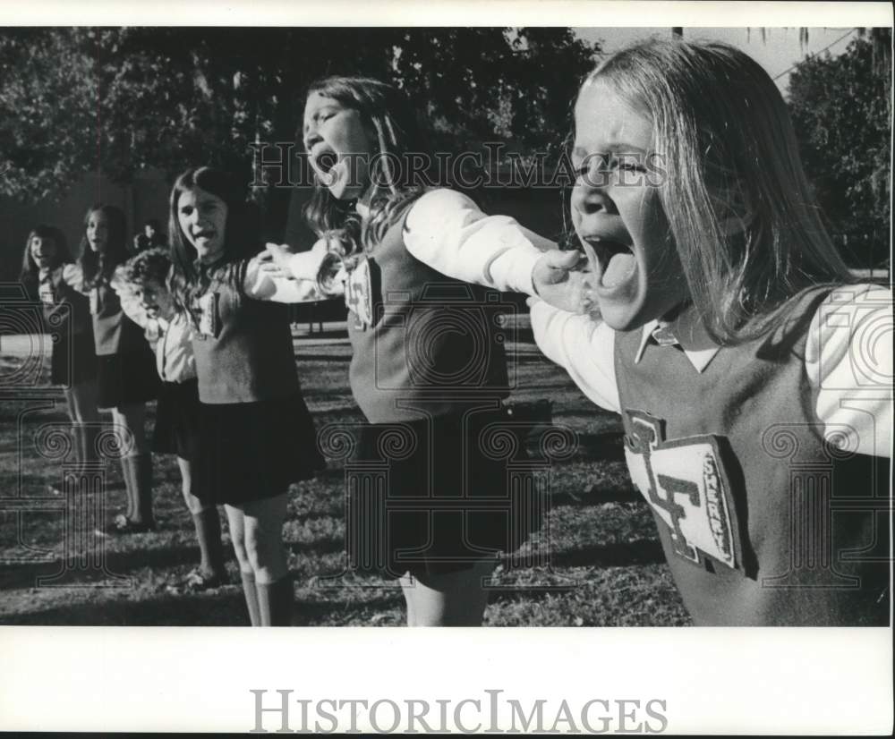 1971 Press Photo Tots division of Little Farms Cheerleader - nob58320- Historic Images