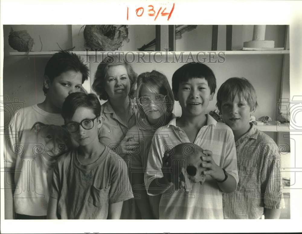 1988 Press Photo Teacher Nancy Kleppner surrounded by student curators at museum- Historic Images