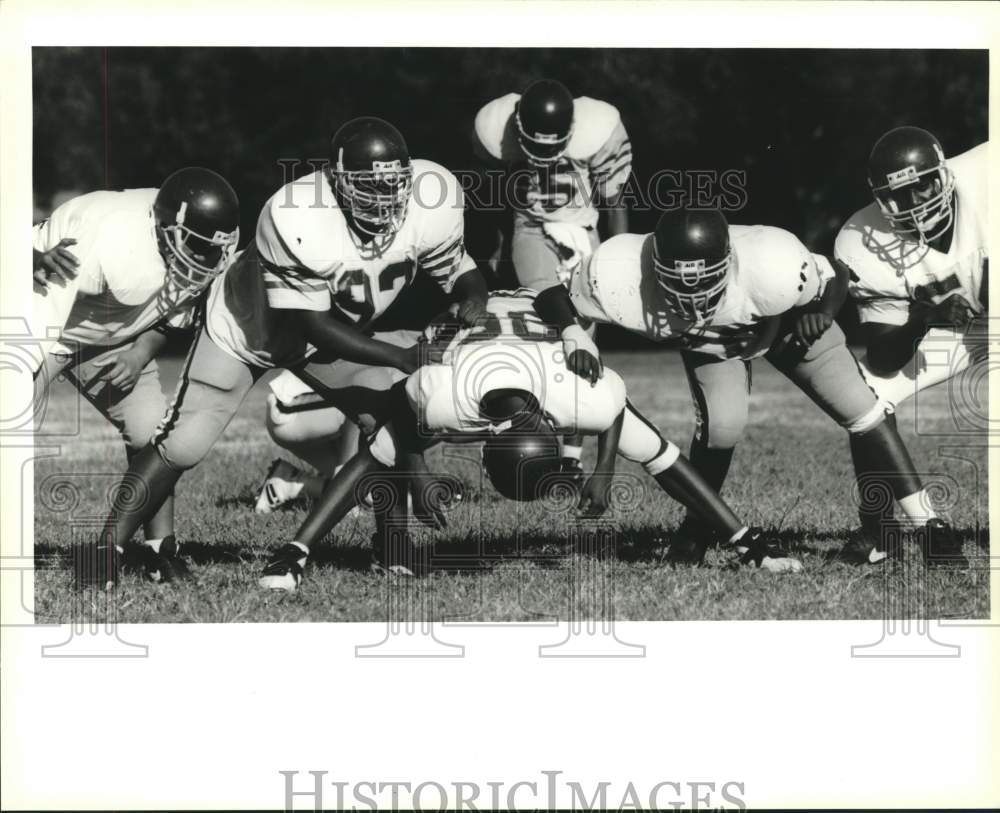 1995 Press Photo Football-McDonogh 35 players form a wall to protect field goal- Historic Images