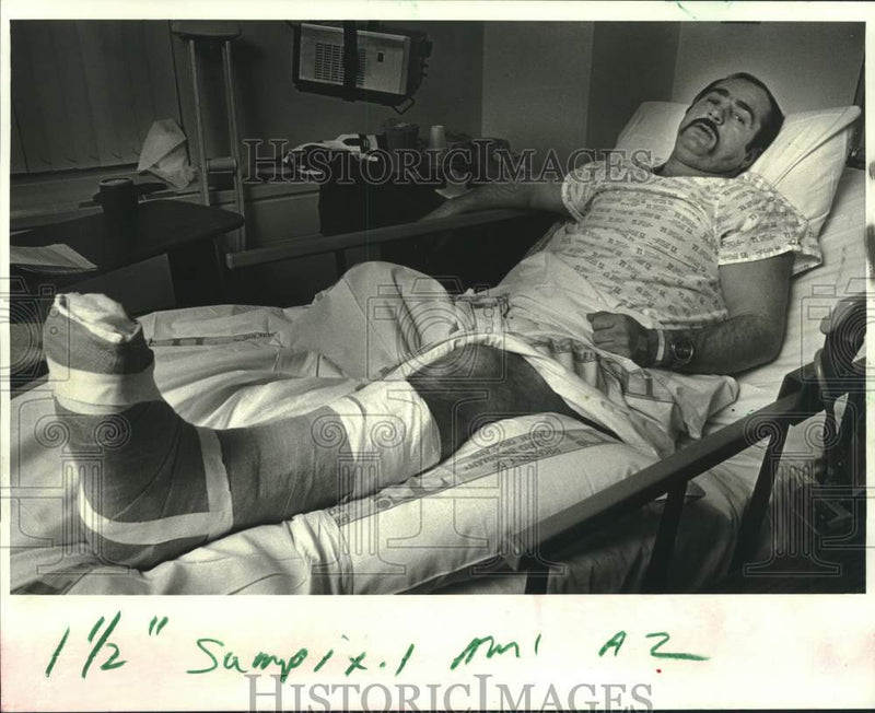 Load image into Gallery viewer, 1986 Press Photo Polish seaman Tadeusk Koltonowski at Tour hospital - nob58635
