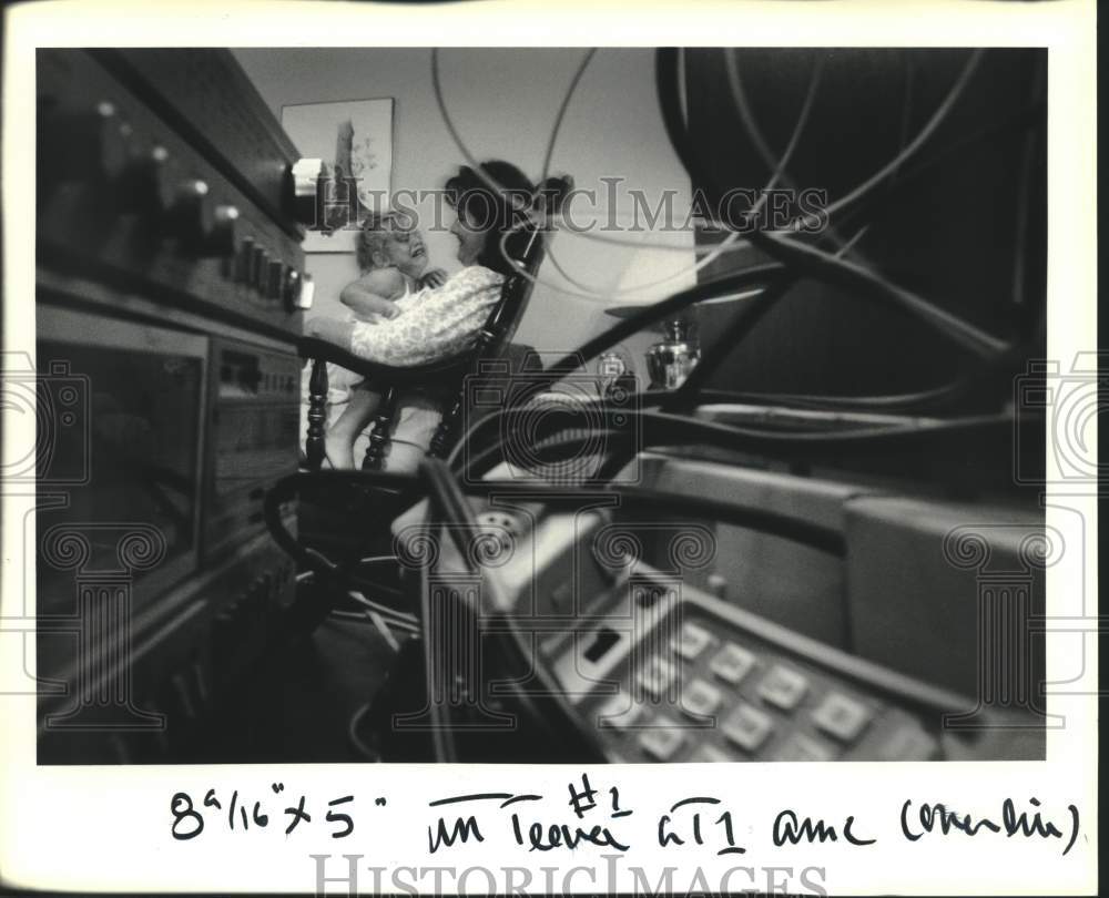 1991 Press Photo Shelly Donlan &amp; daughter Jacquelyn- House struck by lightning - Historic Images