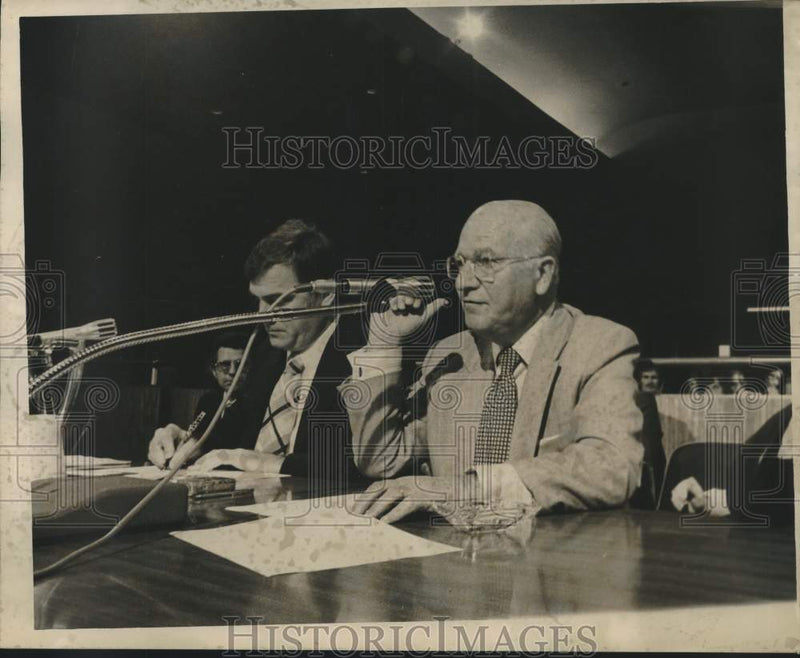 Load image into Gallery viewer, 1974 Press Photo Ben Levy at Dome Hearing - nob58869
