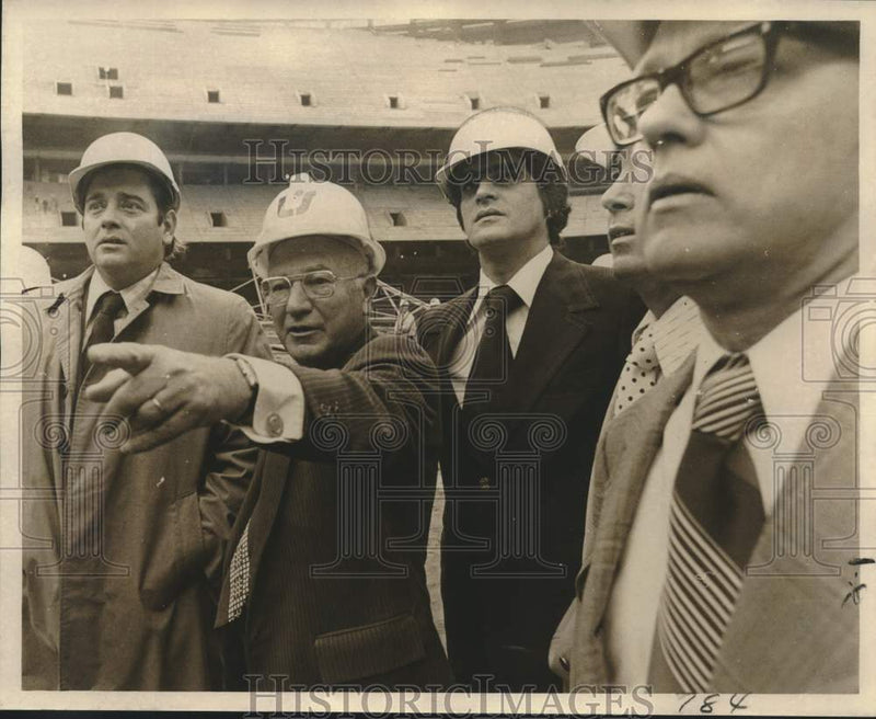 Load image into Gallery viewer, 1973 Press Photo Ben Levy points out features of stadium to members - nob58875
