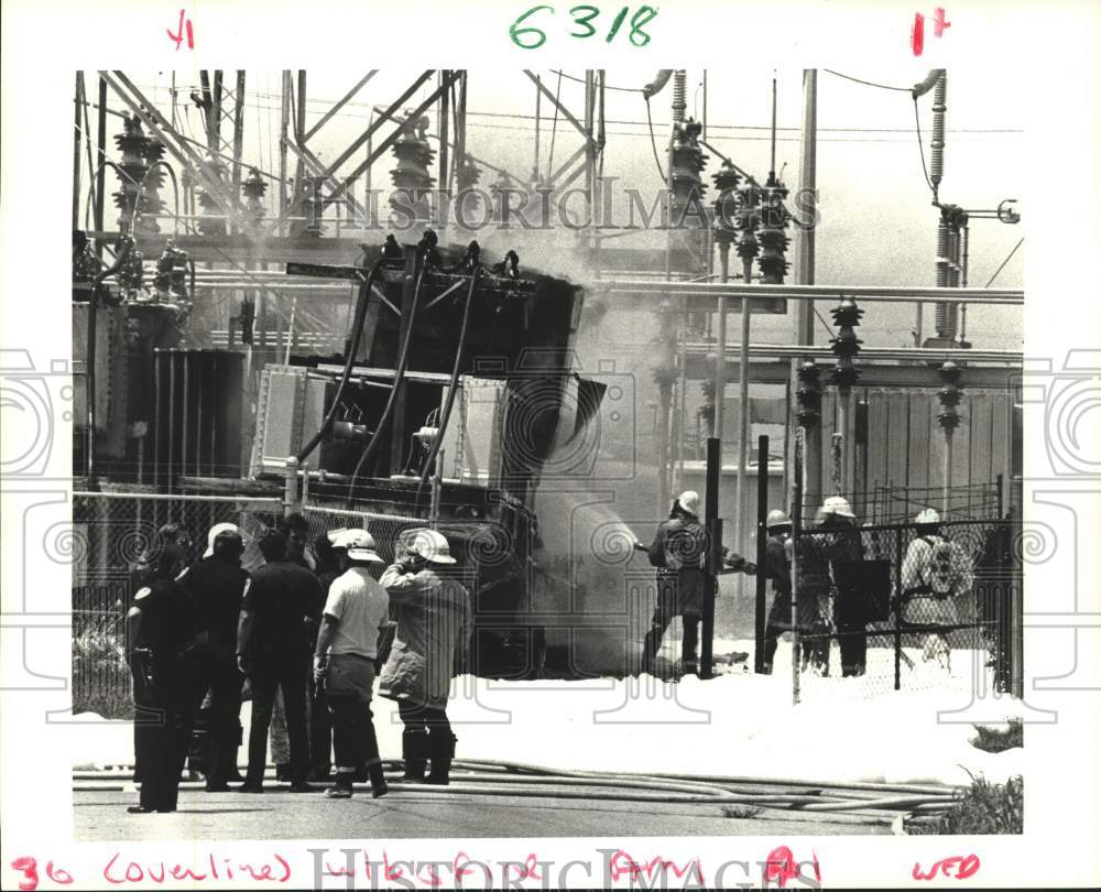 1986 Press Photo Firemen use foam to fight the blaze at LP&amp;L plant in Metrairie- Historic Images