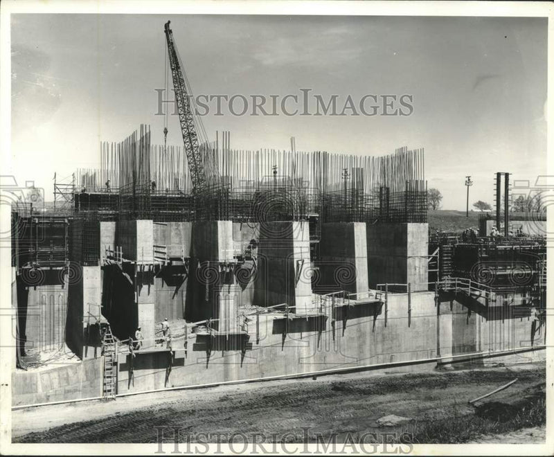 Load image into Gallery viewer, 1962 Press Photo Section of lock wall under construction- Old River Sill

