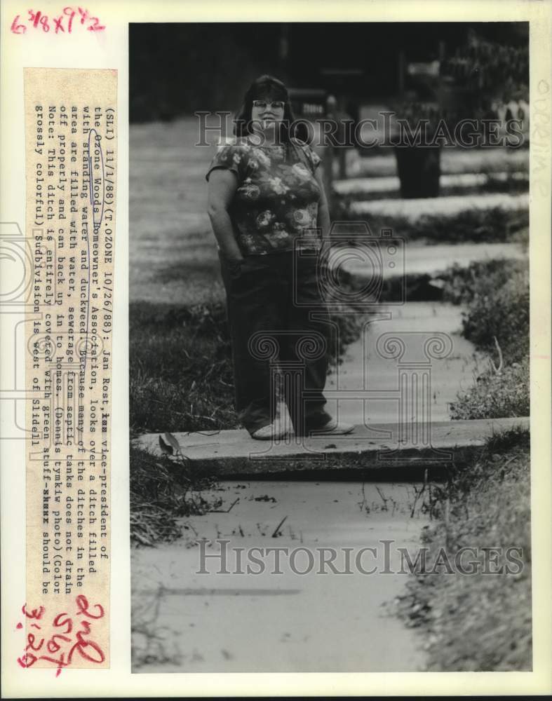 1988 Press Photo Jan Rost of Ozene Woods Association looks over a dirty ditch- Historic Images