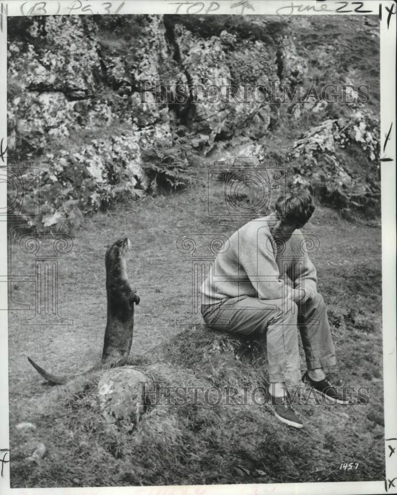 1968 Press Photo Otter steels scenes from Bill Travers during filming