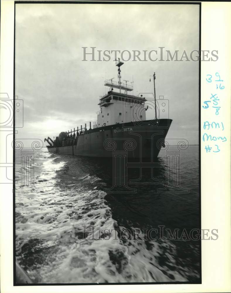 1989 Press Photo Gulf Coast Trailing Co.&#39;s dredger &quot;Ovachita&quot; in Gulf Breeze- Historic Images