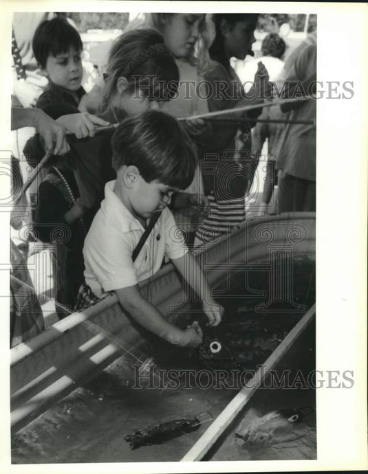 1989 Press Photo Youngsters catch fish at Our Lady of Lake's Fete du Lac fair- Historic Images