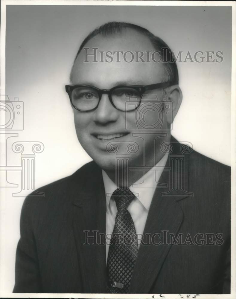1970 Press Photo Doctor Richard Oster, recipient of Valparaiso Alumni Award