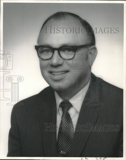 1970 Press Photo Doctor Richard Oster, recipient of Valparaiso Alumni Award
