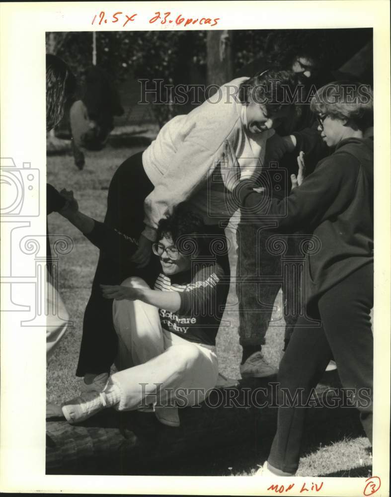 1990 Press Photo Holy Cross College students during Summit program- Historic Images