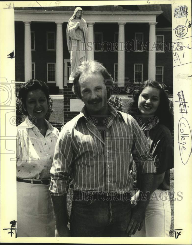 1979 Press Photo Delegates pose in front of the Our Lady of Holy Cross College- Historic Images