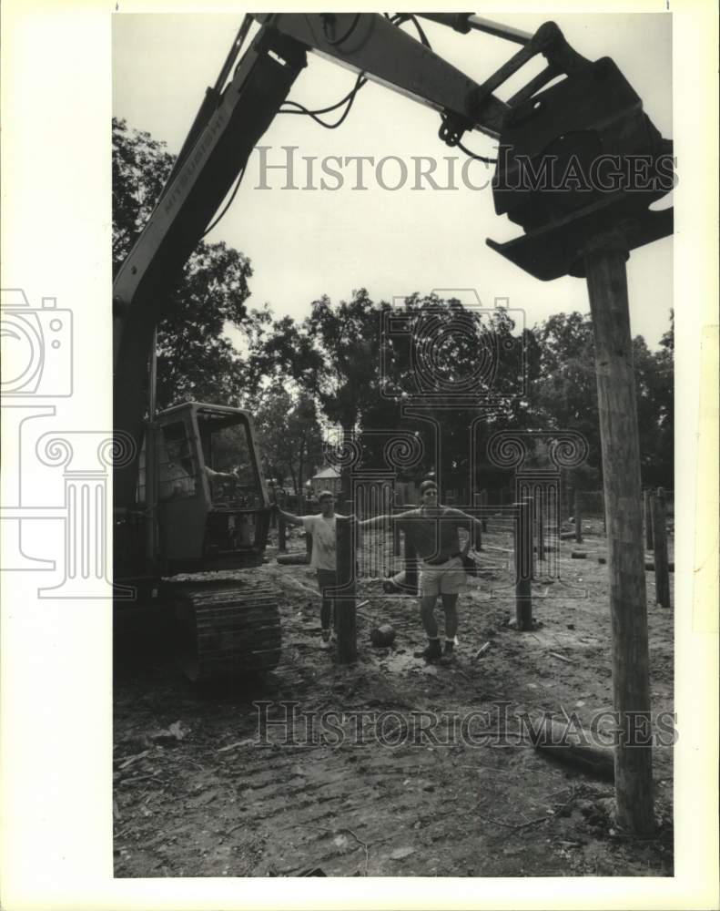 1991 Press Photo Steve Owens watches a crew set pilings for the foundation- Historic Images