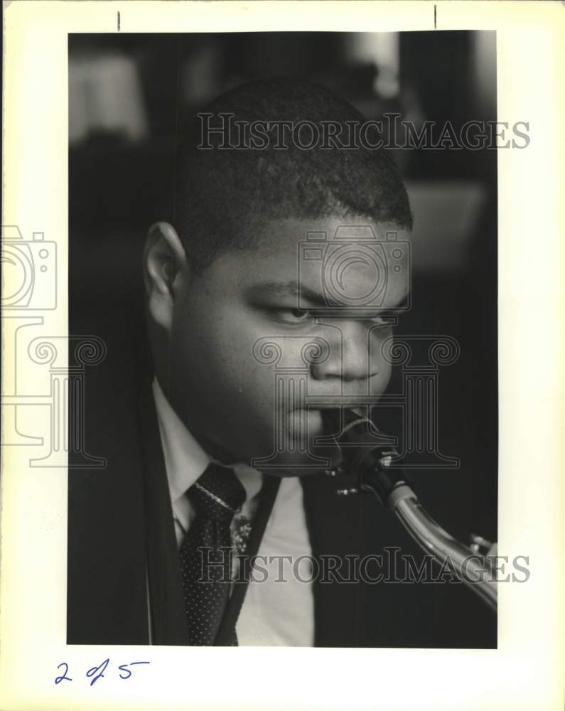 1990 Press Photo Clarence Johnson III plays the saxophone at Dillard University- Historic Images