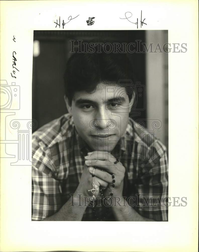 1988 Press Photo Carlos Oveido of Nicaragua holds rosary beads from pope&#39;s visit- Historic Images