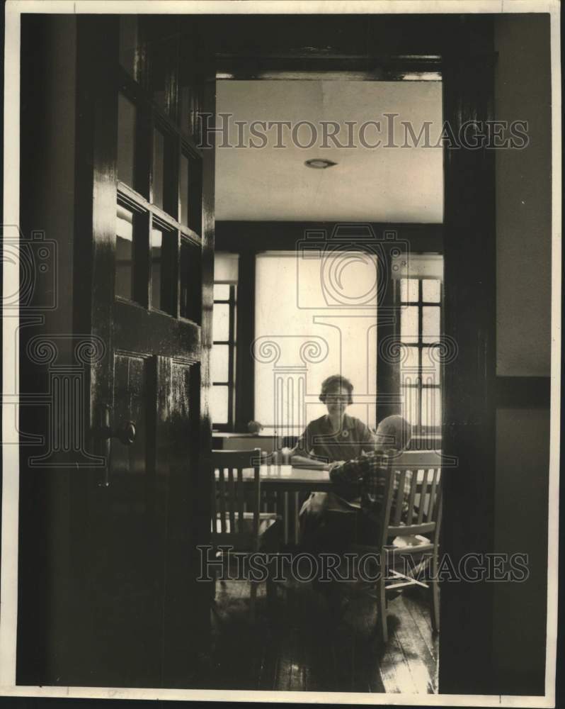 1966 Press Photo Orleans Parish School Board worker Mrs. Helen Fife counsels kid