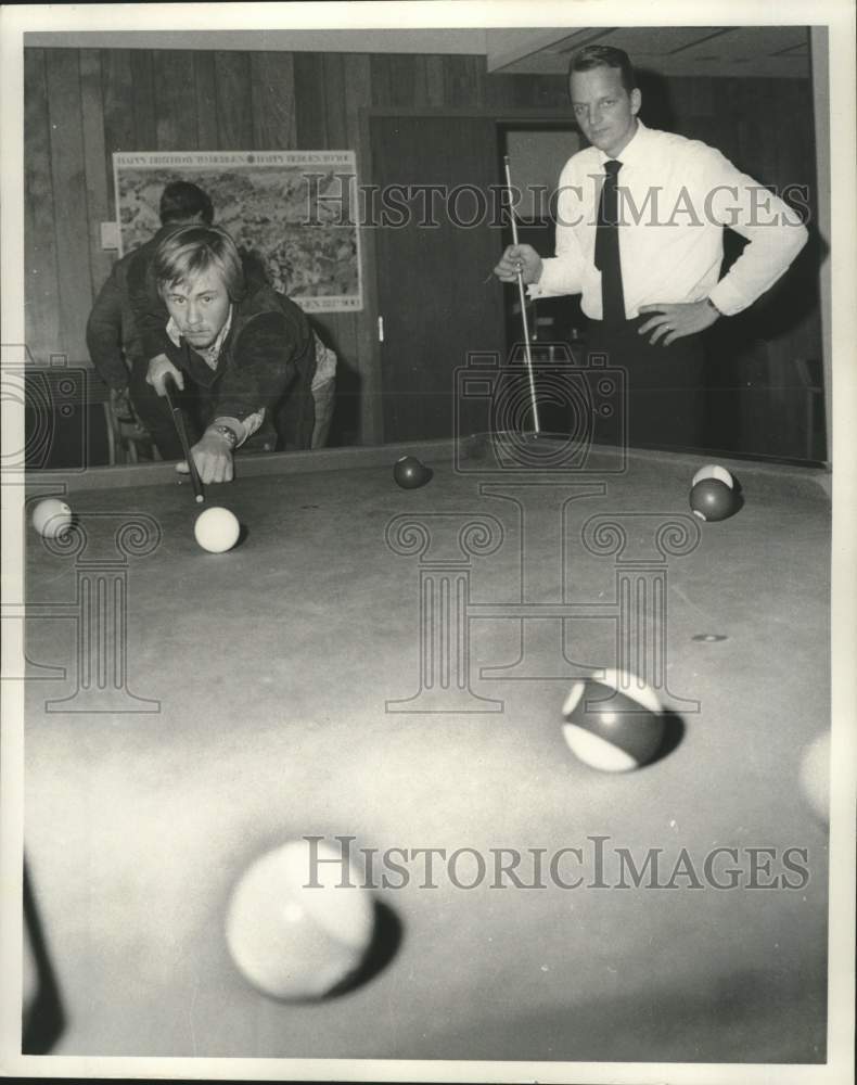 1971 Press Photo Tor Forland, shooting pool - nob59367