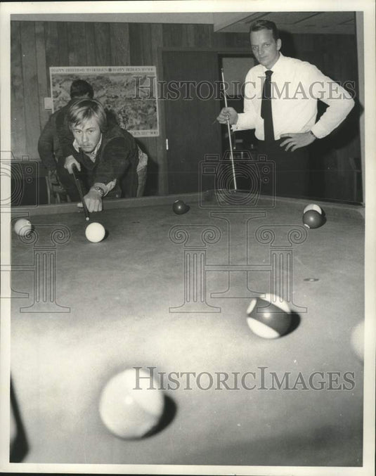 1971 Press Photo Tor Forland, shooting pool - nob59367