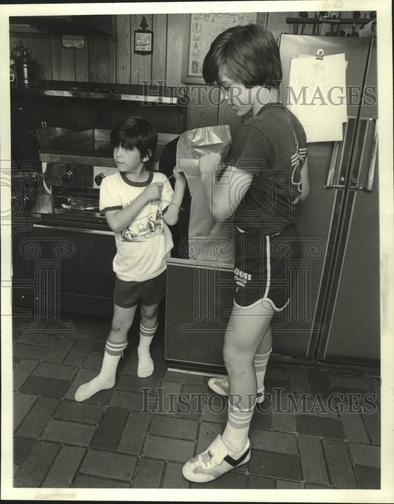 1980 Press Photo Mike and Bert Help in the Kitchen- Historic Images