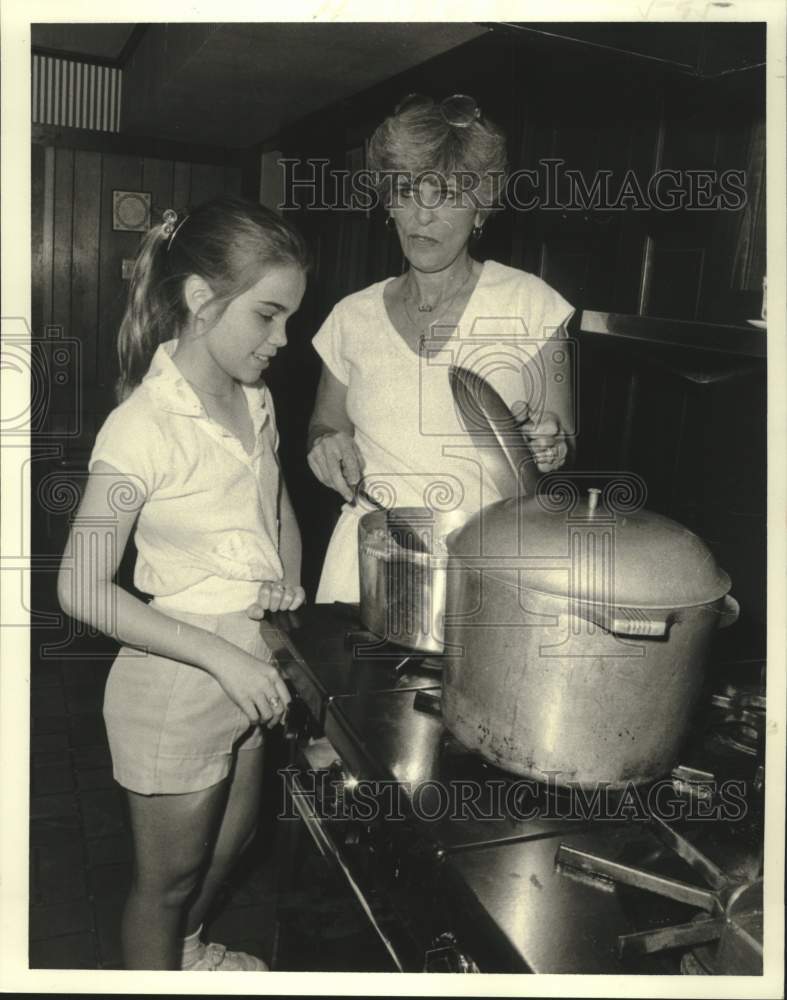 1980 Press Photo Becky and Mrs. Odinet at the Stove- Historic Images