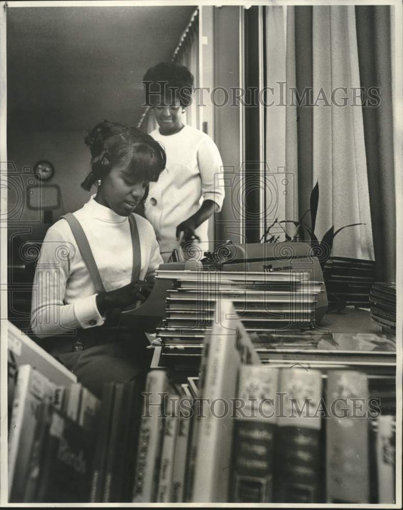 Load image into Gallery viewer, 1969 Press Photo Virginia White catalogs books at Wheatley School library

