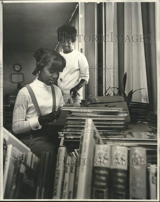 1969 Press Photo Virginia White catalogs books at Wheatley School library
