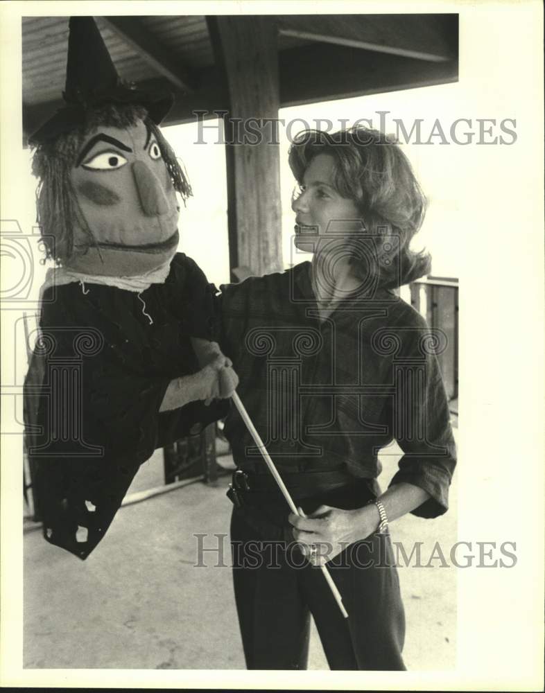 1984 Press Photo Margaret Weed of Oppts checks out her puppet before the show- Historic Images