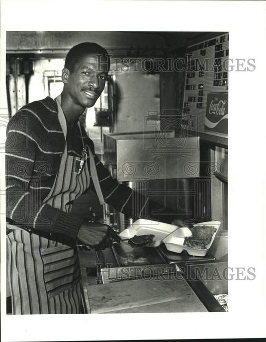 1987 Press Photo Adam Nelson, serves up a lunch in his van for a customer- Historic Images