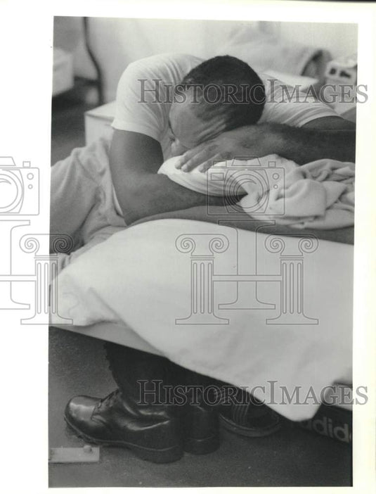 1989 Press Photo A sleeping staff at Orleans' Criminal Sheriff's Office- Historic Images