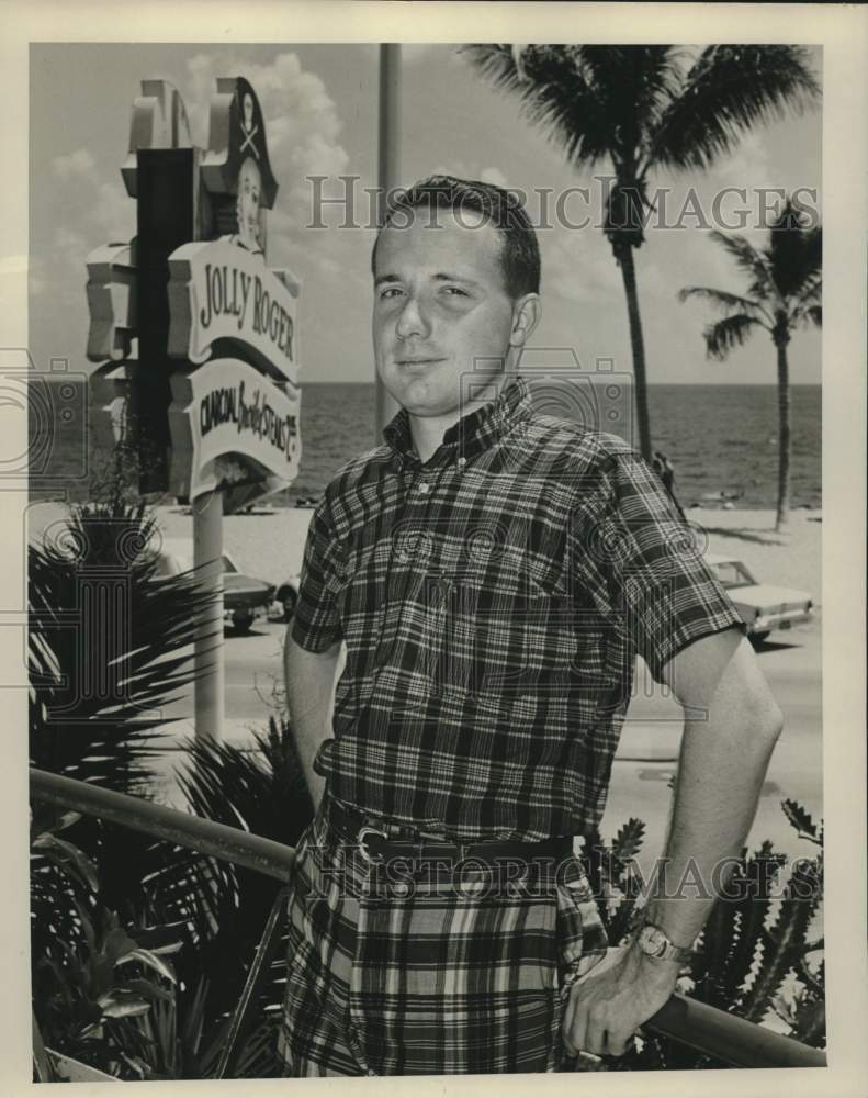 1963 Press Photo Mr. Cliff Northon poses on the balcony of Jolly Roger Hotel- Historic Images