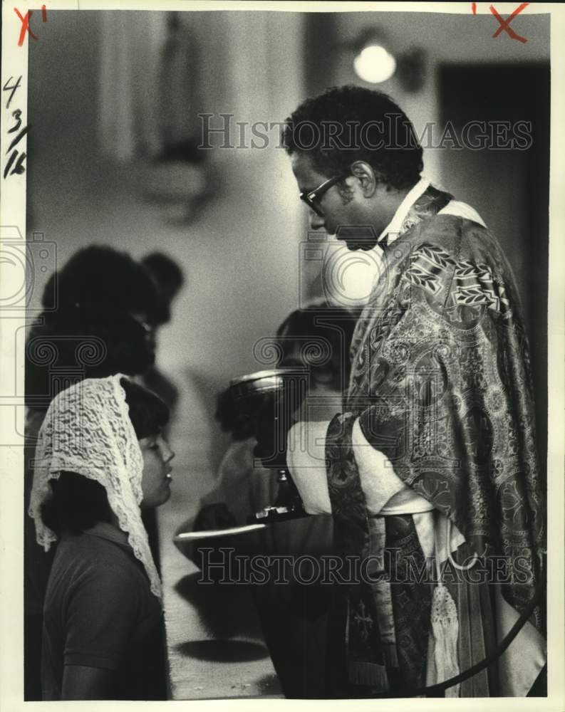 1984 Press Photo Communion during mass at the Our Lady of Grace Catholic Church- Historic Images