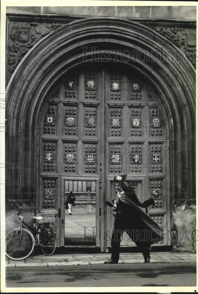 1989 Press Photo A professor passes a doorway at Oxford University in England- Historic Images