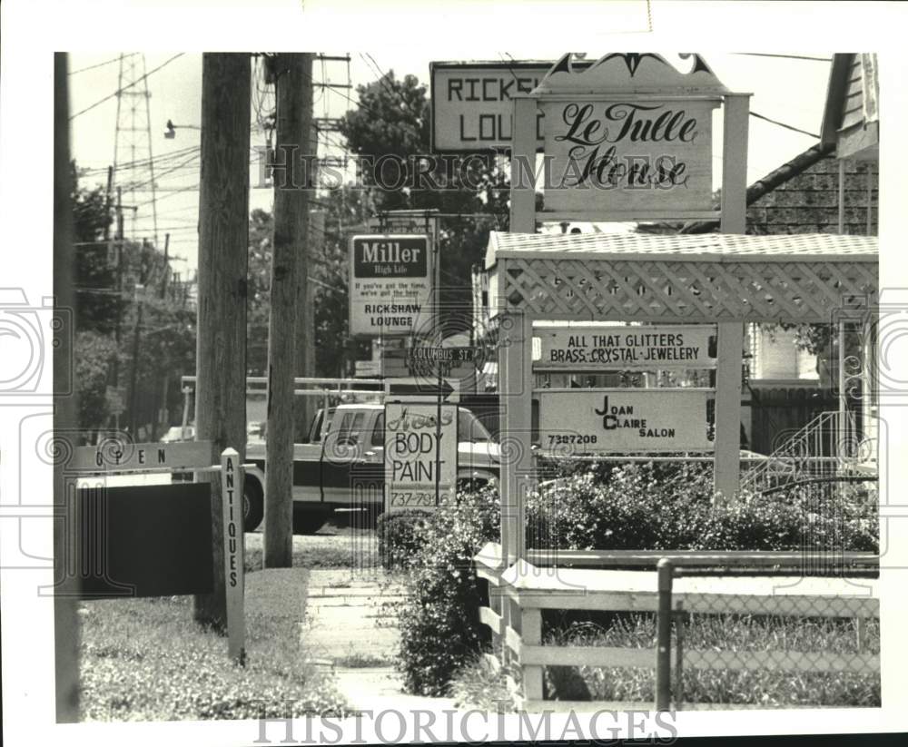 1989 Press Photo Various signs clutter along Hickory Avenue in Harahan- Historic Images